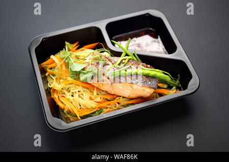 Catering. Box Diät. Essen zum Mitnehmen in eine Box. Stockfoto