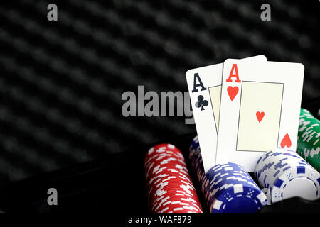 Zwei Asse Spielkarten aufrecht auf der Oberseite des Poker Chips Stockfoto