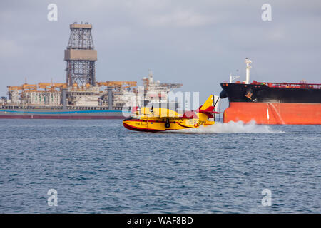 Bombardier 415 Nachfüllen von Wasser in Las Palmas de Gran Canaria während der Bürgermeister Brand im August 2019 Stockfoto