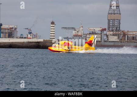 Bombardier 415 Nachfüllen von Wasser in Las Palmas de Gran Canaria während der Bürgermeister Brand im August 2019 Stockfoto