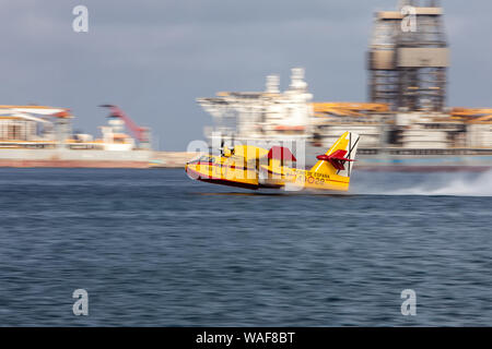 Bombardier 415 Nachfüllen von Wasser in Las Palmas de Gran Canaria während der Bürgermeister Brand im August 2019 Stockfoto