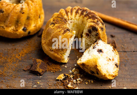 Mini kuglof Gebäck Nachspeise mit Zimt und Apfel Stockfoto