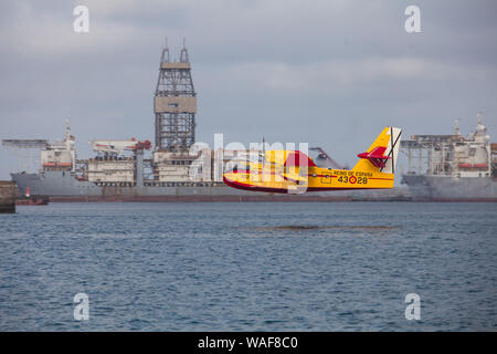 Bombardier 415 Nachfüllen von Wasser in Las Palmas de Gran Canaria während der Bürgermeister Brand im August 2019 Stockfoto