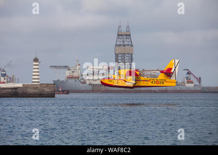 Bombardier 415 Nachfüllen von Wasser in Las Palmas de Gran Canaria während der Bürgermeister Brand im August 2019 Stockfoto