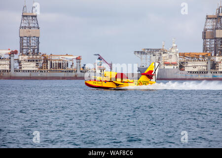 Bombardier 415 Nachfüllen von Wasser in Las Palmas de Gran Canaria während der Bürgermeister Brand im August 2019 Stockfoto