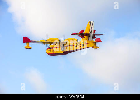 Bombardier 415 Nachfüllen von Wasser in Las Palmas de Gran Canaria während der Bürgermeister Brand im August 2019 Stockfoto