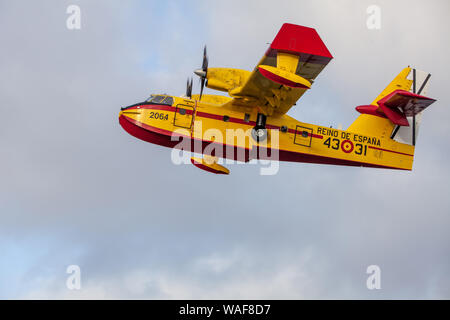 Bombardier 415 Nachfüllen von Wasser in Las Palmas de Gran Canaria während der Bürgermeister Brand im August 2019 Stockfoto