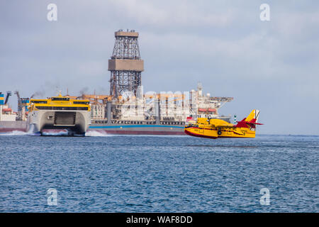 Bombardier 415 Nachfüllen von Wasser in Las Palmas de Gran Canaria während der Bürgermeister Brand im August 2019 Stockfoto