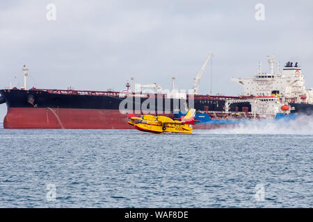 Bombardier 415 Nachfüllen von Wasser in Las Palmas de Gran Canaria während der Bürgermeister Brand im August 2019 Stockfoto