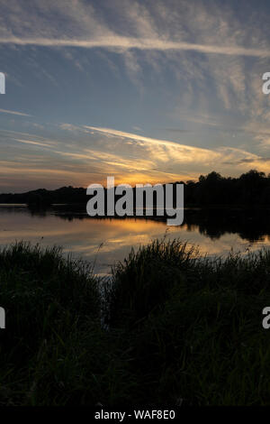 Sonnenuntergang auf Linlithgow Loch Stockfoto