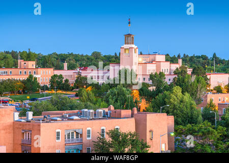 Santa Fe, New Mexico, USA Downtown Skyline in der Dämmerung. Stockfoto