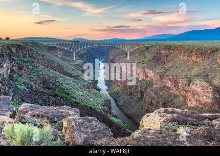 Taos, New Mexico, USA am Rio Grande Schlucht Brücke über den Rio Grande in der Abenddämmerung. Stockfoto