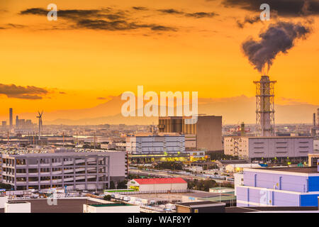Kawasaki, Japan Fabriken und Mt. Fuji in der Abenddämmerung. Stockfoto