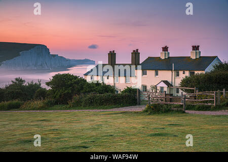 Sonnenaufgang am Cuckmere Haven und die Sieben Schwestern in Seaford Head Nature Reserve, East Sussex, England Stockfoto