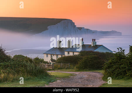 Sonnenaufgang am Cuckmere Haven und die Sieben Schwestern in Seaford Head Nature Reserve, East Sussex, England Stockfoto