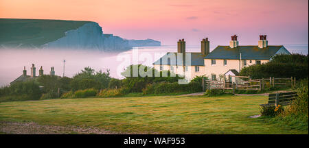 Sonnenaufgang am Cuckmere Haven und die Sieben Schwestern in Seaford Head Nature Reserve, East Sussex, England Stockfoto