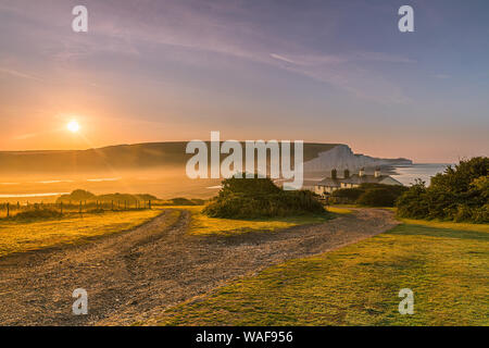 Sonnenaufgang am Cuckmere Haven und die Sieben Schwestern in Seaford Head Nature Reserve, East Sussex, England Stockfoto