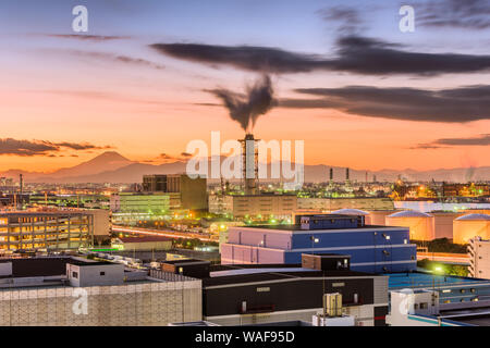 Kawasaki, Japan Fabriken und Mt. Fuji in der Abenddämmerung. Stockfoto