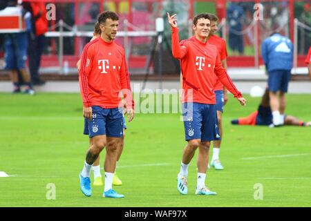 München, Deutschland. 20 Aug, 2019. Muenchen, Deutschland August 20, 2019: 1. BL-19/20 - FC Bayern München Ausbildung 20.08.2019 v. li. Ivan Perisic (Bayern München) und Benjamin Pavard (Bayern München), Geste/Geste/Gestikuliert/| Verwendung der weltweiten Kredit: dpa/Alamy leben Nachrichten Stockfoto