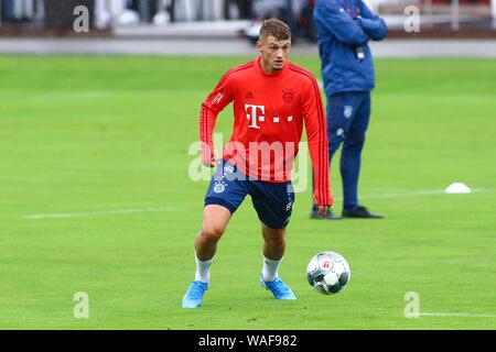 München, Deutschland. 20 Aug, 2019. München, Deutschland, 20. August 2019: 1. BL-19/20 - FC Bayern München Ausbildung 20.08.2019 Michael Cuisance (FC Bayern München), Förderung / Einzelbild / mit Ball/| Verwendung der weltweiten Kredit: dpa/Alamy leben Nachrichten Stockfoto
