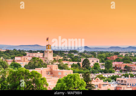 Santa Fe, New Mexico, USA Downtown Skyline in der Dämmerung. Stockfoto