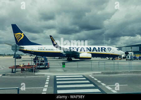 LONDON - August 7, 2019: Ryanair Flugzeug am Flughafen Terminal in London Stansted Stockfoto
