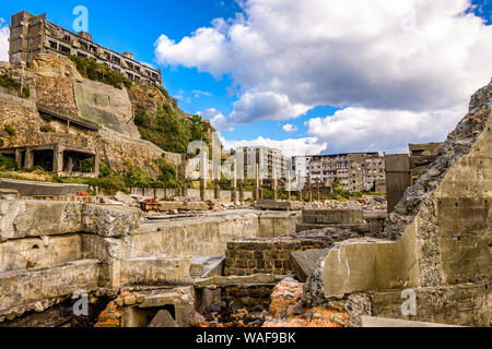 Ruinen auf der verlassenen Insel Gunkanjima abseits der Küste der Präfektur Nagasaki / Japan. Stockfoto