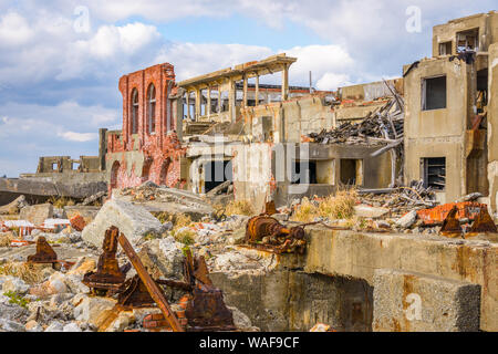 Ruinen auf der verlassenen Insel Gunkanjima abseits der Küste der Präfektur Nagasaki / Japan. Stockfoto