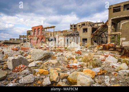 Ruinen auf der verlassenen Insel Gunkanjima abseits der Küste der Präfektur Nagasaki / Japan. Stockfoto