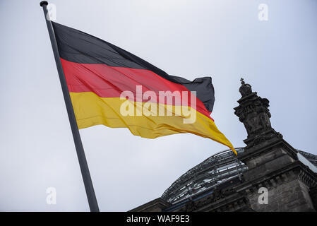 Berlin, Deutschland. 16 Aug, 2019. Eine Deutschland Fahne auf dem Reichstag oder der Deutsche Bundestag in Berlin. Credit: Omar Marques/SOPA Images/ZUMA Draht/Alamy leben Nachrichten Stockfoto