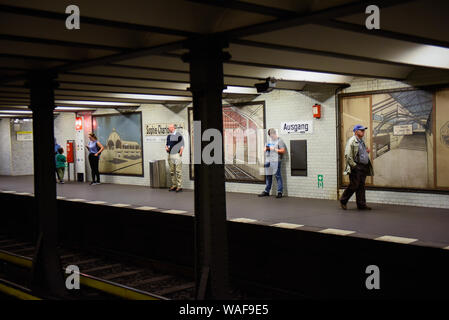 Berlin, Deutschland. 19 Aug, 2019. Die Leute an der Linie U2 der U-Bahn in die Innenstadt, Berlin. Credit: Omar Marques/SOPA Images/ZUMA Draht/Alamy leben Nachrichten Stockfoto