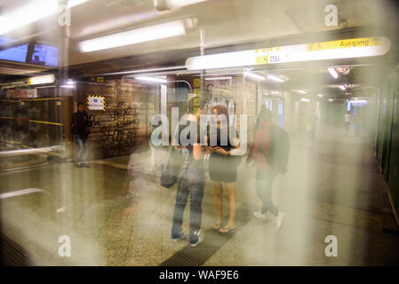 Berlin, Deutschland. 19 Aug, 2019. Die Leute an der Linie U2 der U-Bahn in die Innenstadt, Berlin. Credit: Omar Marques/SOPA Images/ZUMA Draht/Alamy leben Nachrichten Stockfoto