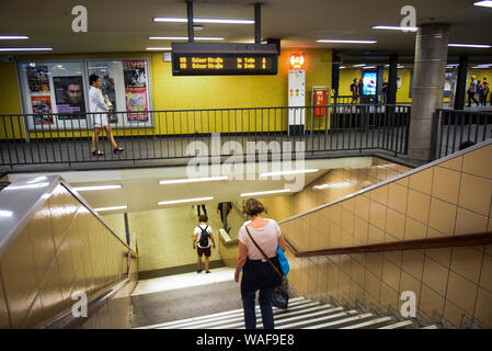 Berlin, Deutschland. 19 Aug, 2019. Die Leute an der Linie U2 der U-Bahn in die Innenstadt, Berlin. Credit: Omar Marques/SOPA Images/ZUMA Draht/Alamy leben Nachrichten Stockfoto
