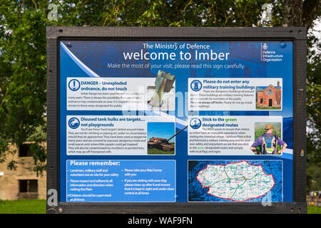 Tag der offenen Tür für Besucher der verlassenen Geisterdorf von imber auf Salisbury, Wiltshire UK im August - Verteidigungsministerium Information Board zu sehen Stockfoto