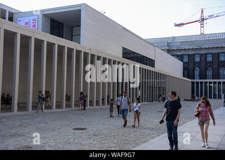 Berlin, Deutschland. 19 Aug, 2019. Besucher vorbei an einem James Simon Galerie an der Museumsinsel. Credit: Omar Marques/SOPA Images/ZUMA Draht/Alamy leben Nachrichten Stockfoto