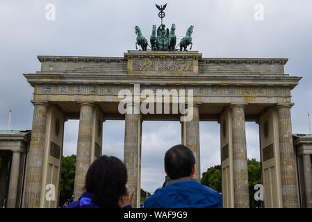 Berlin, Deutschland. 16 Aug, 2019. Die Touristen am Brandenburger Tor in Berlin. Credit: Omar Marques/SOPA Images/ZUMA Draht/Alamy leben Nachrichten Stockfoto