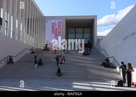 Berlin, Deutschland. 19 Aug, 2019. Besucher am James Simon Galerie in Berlin. Credit: Omar Marques/SOPA Images/ZUMA Draht/Alamy leben Nachrichten Stockfoto