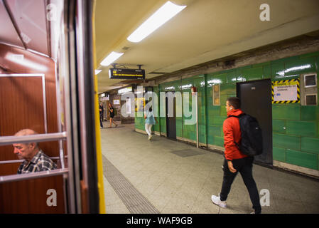 Berlin, Deutschland. 19 Aug, 2019. Die Leute an der Linie U2 der U-Bahn in die Innenstadt, Berlin. Credit: Omar Marques/SOPA Images/ZUMA Draht/Alamy leben Nachrichten Stockfoto