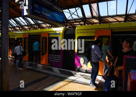 Berlin, Deutschland. 19 Aug, 2019. Die Menschen an Bord eines U-Bahnlinie U2 U-Bahn Netz im City Center in Berlin. Credit: Omar Marques/SOPA Images/ZUMA Draht/Alamy leben Nachrichten Stockfoto