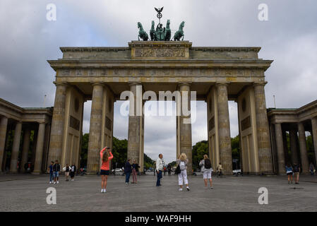 Berlin, Deutschland. 16 Aug, 2019. Die Touristen am Brandenburger Tor in Berlin. Credit: Omar Marques/SOPA Images/ZUMA Draht/Alamy leben Nachrichten Stockfoto