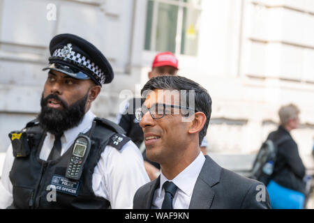 London, 20. August 2019 Brexit Whitehall mit Ministern der Regierung verlassen des Cabinet Office, Rishi Sunak MP PC Chief Secretary, Schatzamt Credit Ian DavidsonAlamy leben Nachrichten Stockfoto