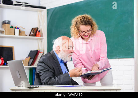 School Buch Konzept. Helfen Sie mir bitte. Hausaufgaben prüfen. Schüler, Lehrer über Aufgabe. Lehrer und Schüler auf der Suche nach Buch. Schwierig zu erklären. Lösen von mathematischen Aufgaben. Buchen Sie Quelle wissen. Stockfoto