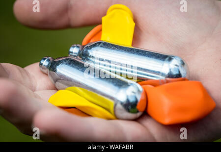 Ein Jugendlicher füllt einen Ballon mit Distickstoffoxid (Lachgas) auch als Hippie crack bekannt Stockfoto