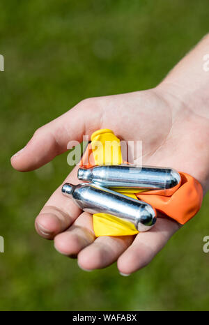 Ein Jugendlicher füllt einen Ballon mit Distickstoffoxid (Lachgas) auch als Hippie crack bekannt Stockfoto