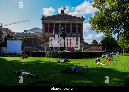 Berlin, Deutschland. 19 Aug, 2019. Die Menschen nehmen eine Pause vor der Alten Nationalgalerie'' oder ''Alte Nationalgalerie'' an der Museumsinsel. Credit: Omar Marques/SOPA Images/ZUMA Draht/Alamy leben Nachrichten Stockfoto