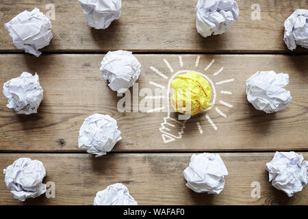 Inspiration-Konzept zerknittertes Papier Glühbirne Metapher für gute Idee Stockfoto
