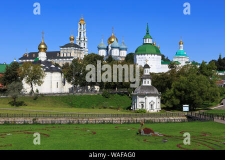 Panoramablick über die Dreifaltigkeit Lavra von St. Sergius (1345), ein UNESCO-Weltkulturerbe, an einem schönen Sommertag in Sergiyev Posad, Russland Stockfoto