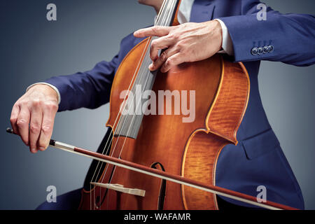 Cello player oder Cellist im Orchester isoliert durchführen Stockfoto