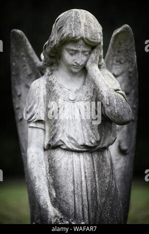 Guardian Angel statue forlorn im Friedhof Stockfoto