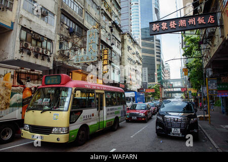 Hongkong, China. 20 Aug, 2019. Im Stadtteil Mongkok im Stadtteil Kowloon, Kleinbusse, Taxis und Lieferanten sind im Stau auf der Straße stecken, und anders als in den vergangenen Wochen, die Proteste am Wochenende nicht zu nennenswerten Unruhen führen. Die Demonstranten nicht Barrikaden zu errichten. Die Polizei verzichtete mit Gas, das als ein Zeichen der Entspannung angesehen wurde. Credit: Gregor Fischer/dpa/Alamy leben Nachrichten Stockfoto